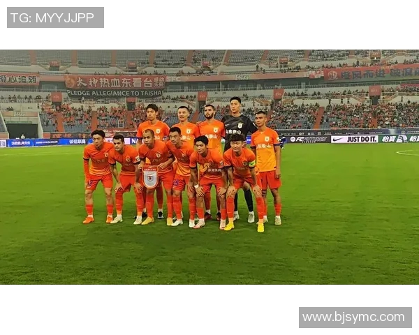 中超激战重庆队迎战山东鲁能全力争胜展现球队风采